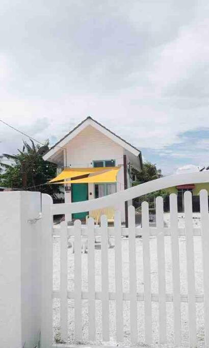 Sea Kecil Tiny House Near Jetty Of Kuala Besut Villa Kampong Nail Bagian luar foto