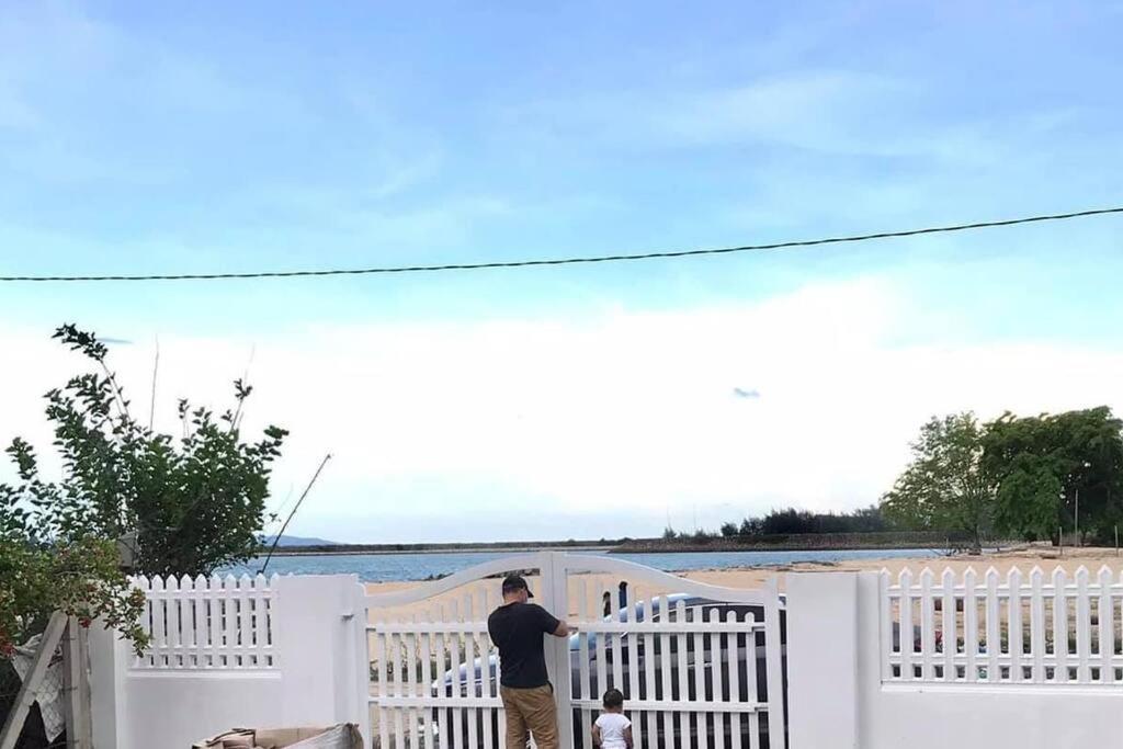 Sea Kecil Tiny House Near Jetty Of Kuala Besut Villa Kampong Nail Bagian luar foto