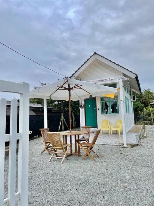 Sea Kecil Tiny House Near Jetty Of Kuala Besut Villa Kampong Nail Bagian luar foto