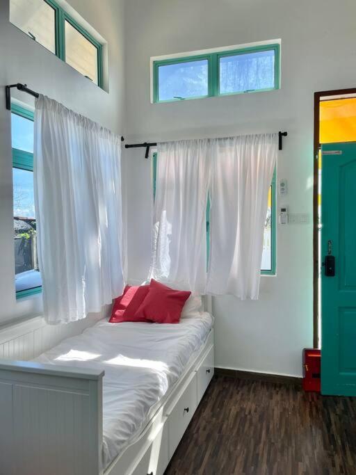 Sea Kecil Tiny House Near Jetty Of Kuala Besut Villa Kampong Nail Bagian luar foto